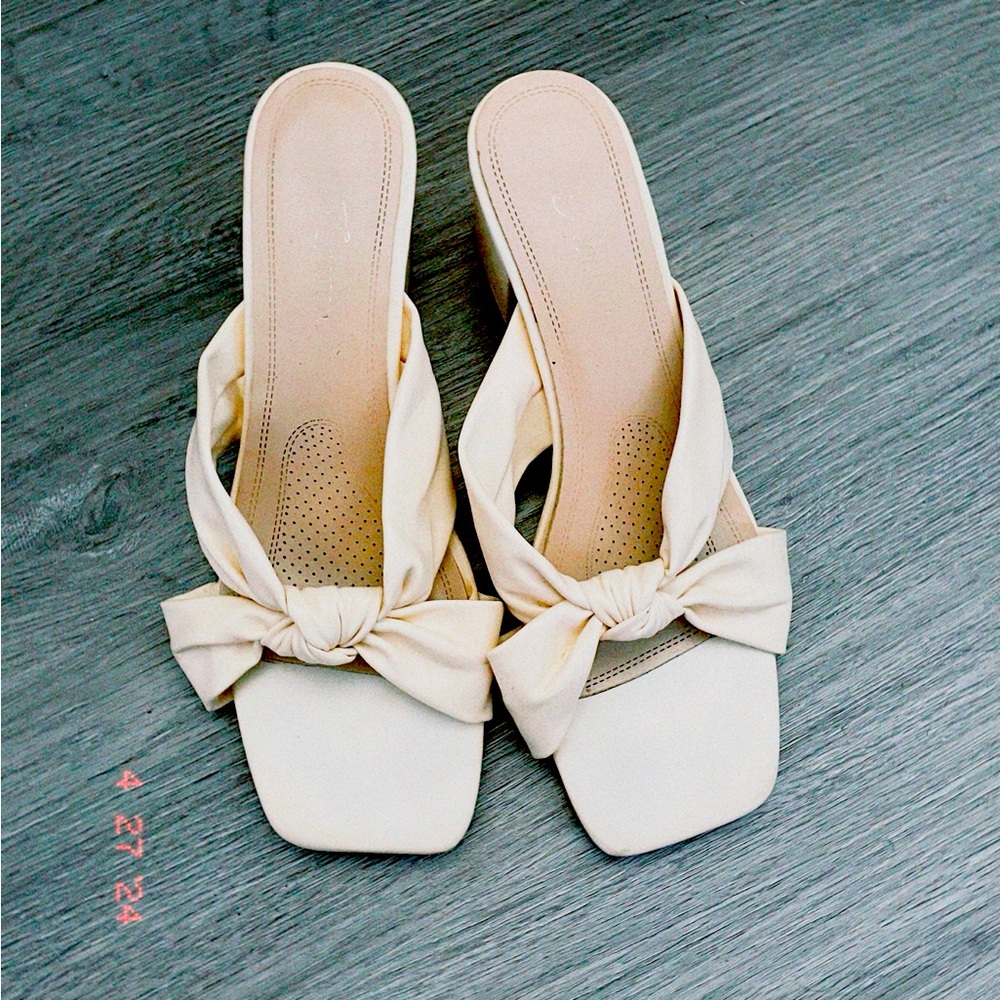 Salmon pink heeled sandals